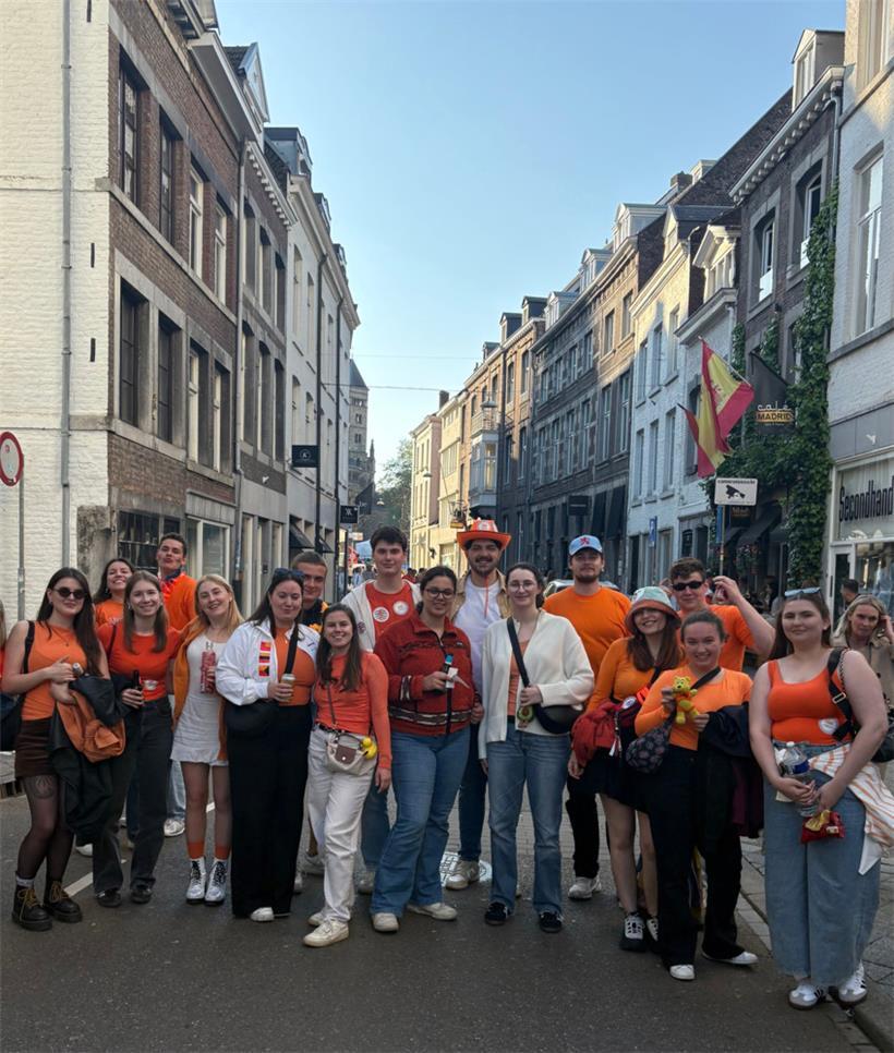 Koningsdag (oder auch: King’s Day) ist eine riesige orangefarbene Party, die man nicht verpassen sollte
