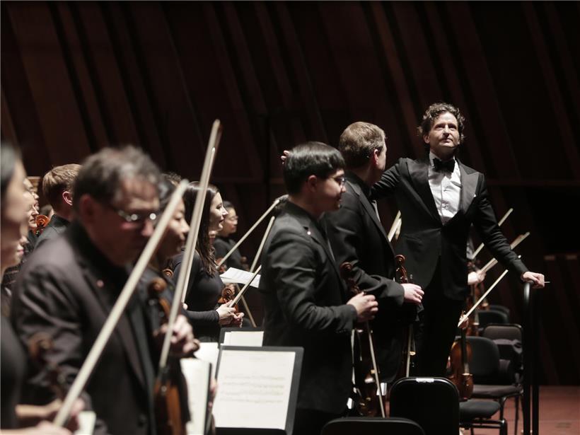 Gustavo Gimeno dirigiert begeistert Philharmonie-Publikum bei kleinem Comeback auf der Bühne