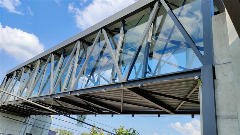 Konstruktionsfehler? Der Druck auf die Scheiben soll zu groß sein.  
