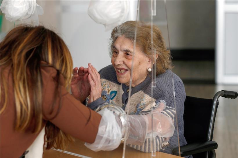 Kontakte sind besonders für alleinstehende Senioren oder ältere Menschen, die in Pflegeeinrichtungen wohnen, von großer Bedeutung. Ihre Situation sollte man auf keinen Fall unterschätzen. 
