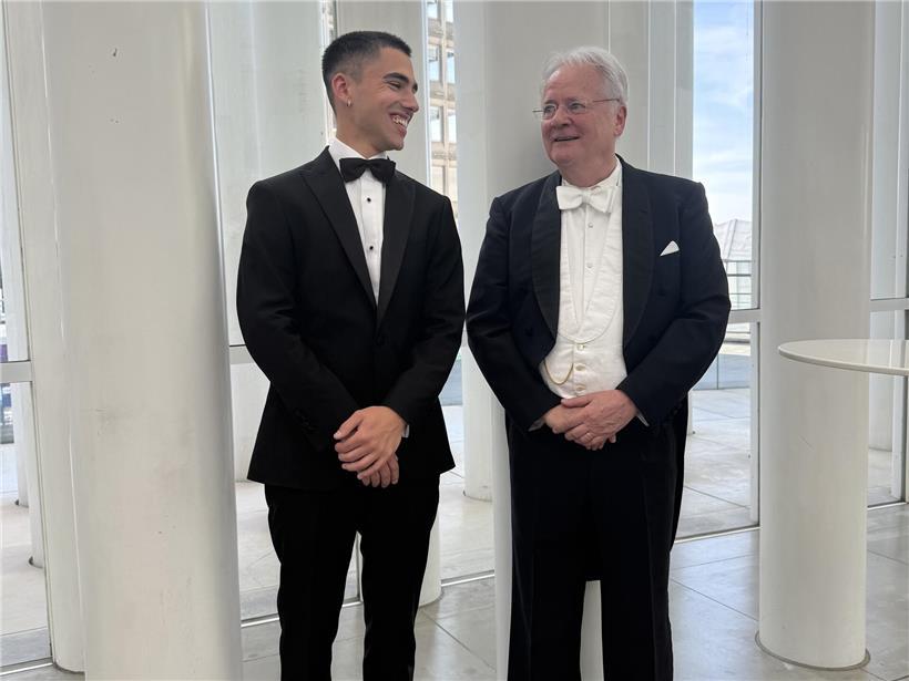 Chefdirigent Martin Elmquist und Pianist Johan Perdigao beim 30-jährigen Jubiläumskonzert auf der Bühne