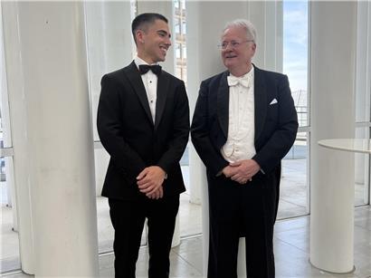 Chefdirigent Martin Elmquist und Pianist Johan Perdigao beim 30-jährigen Jubiläumskonzert auf der Bühne