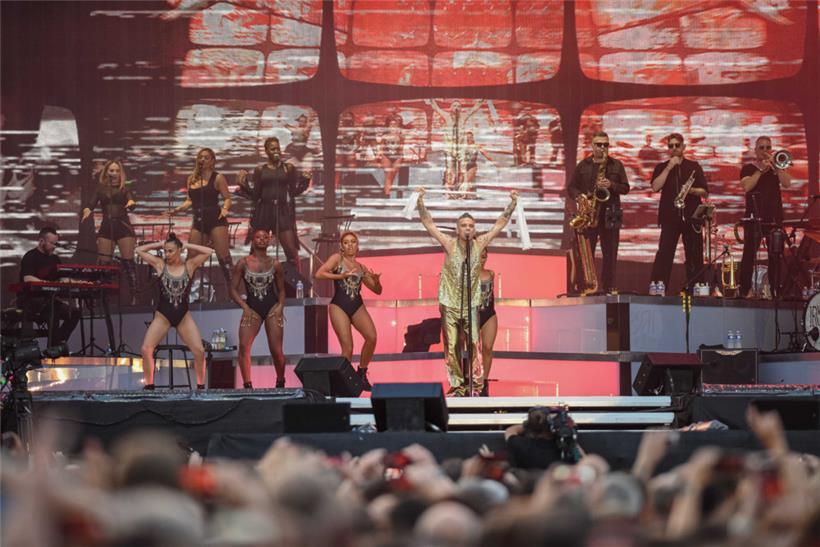 Konzerttherapie mit Tänzerinnen und Bläsern: Robbie Williams auf dem Kirchberg
