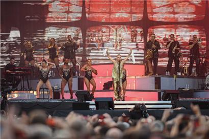 Konzerttherapie mit Tänzerinnen und Bläsern: Robbie Williams auf dem Kirchberg
