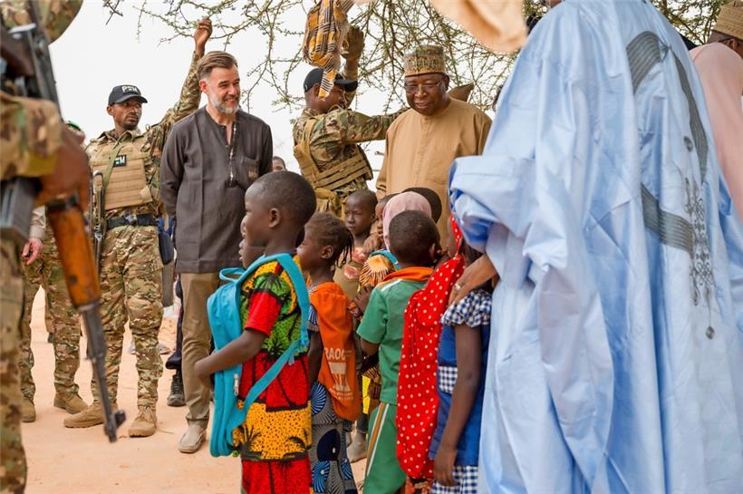 Kooperationsminister Franz Fayot hat im Rahmen der Entwicklungszusammenarbeit im Juni 2022 ein Flüchtlingslager im Niger besucht
