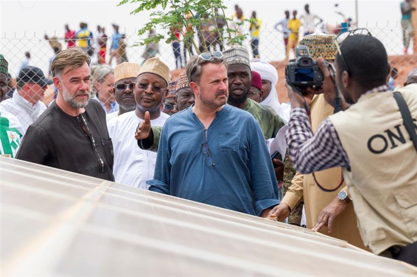 Kooperationsminister Franz Fayot und Premierminister Xavier Bettel begutachten Solarpanels in der nigrischen Wüste
