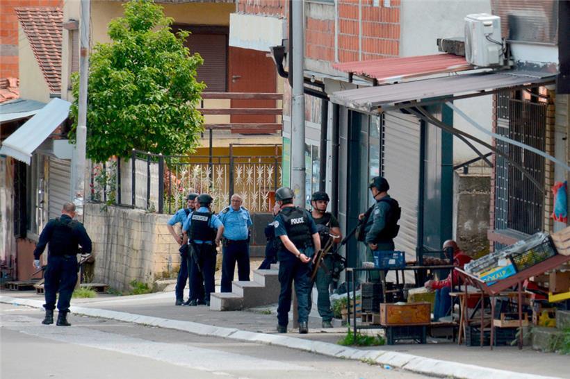 Kosovarische Polizei ist im Zuge von neuen Spannungen wieder vermehrt auf den Straßen der nordkosovarischen Stadt Mitrovica zu sehen
