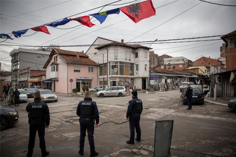 Kosovo-Polizisten patrouillieren in einem Viertel in der ethnisch geteilten Stadt Mitrovica

