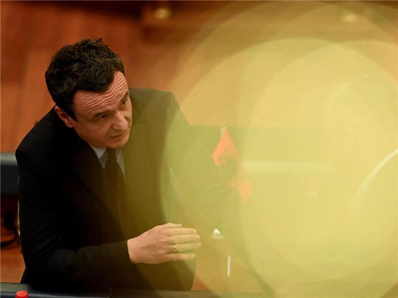 Kosovos Ministerpräsident Albin Kurti bei der geheimnisvollen Präsidentschaftskandidaten-Kür, politische Spannung sichtbar