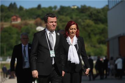 Kosovos Premierminister Albin Kurti (l.) hier am Freitag in der Gedenkstätte Srebrenica in Potocari, beharrt auf der Nominierung der bisherigen Justizministerin für den Posten der Parlamentsvorsitzenden
