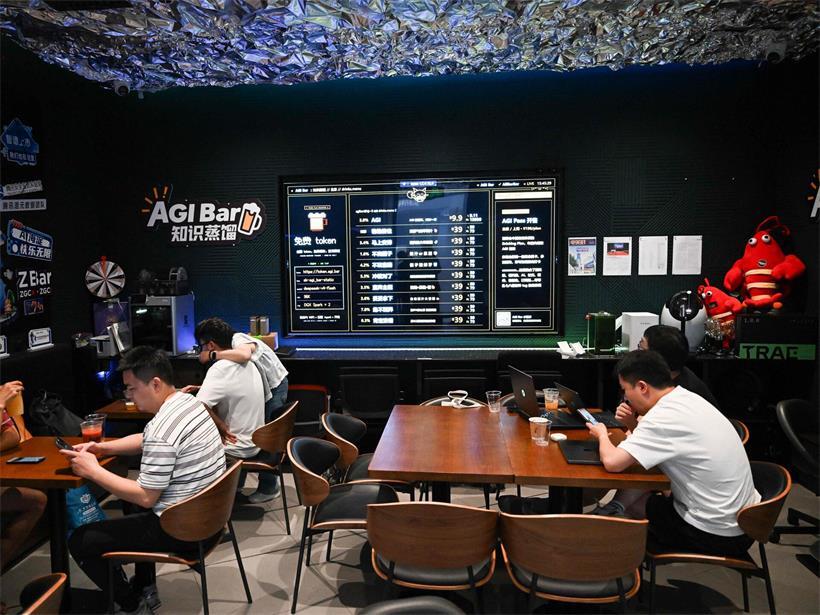 Kostenlose KI und wenig Bier im Glas: Die AGI Bar in Peking lockt Kunden mit Gratis-Zugang zu Deepseek