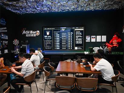 Kostenlose KI und wenig Bier im Glas: Die AGI Bar in Peking lockt Kunden mit Gratis-Zugang zu Deepseek