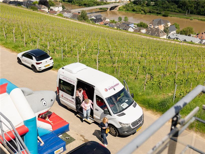Kostenlose Shuttlebusse fahren zwischen Weinorten und teilnehmenden Weingütern für komfortable Weinreisen
