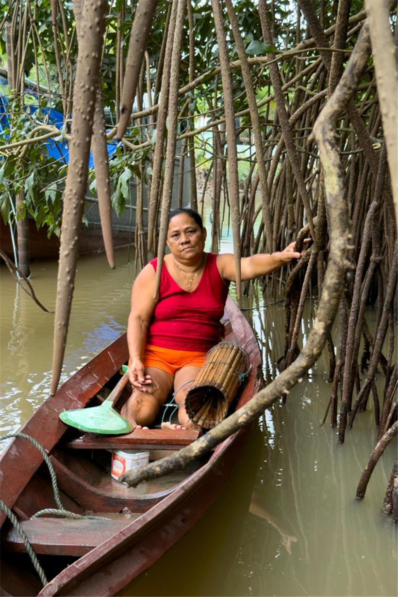 Krabbenfischerin Aldineia Lopes dos Santos bringt ihre Fallen aus
