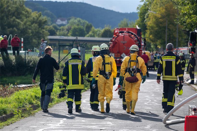 Kräfte eines Gefahrstoffzuges gehen zur Stelle an einem Schiebeschacht, an dem bei Wartungsarbeiten Kerosin ausgelaufen ist (Archivbild)
