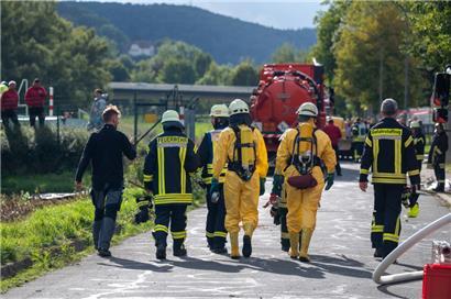 Kräfte eines Gefahrstoffzuges gehen zur Stelle an einem Schiebeschacht, an dem bei Wartungsarbeiten Kerosin ausgelaufen ist (Archivbild)
