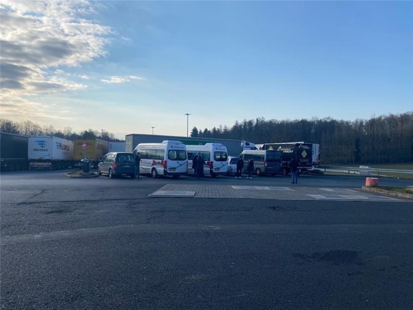 Kräftetanken an der Raststätte
