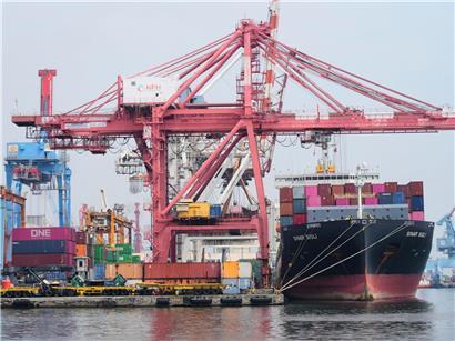 Kräne verladen Schiffscontainer auf ein Frachtschiff am Jakarta International Container Terminal (JICT) im Tanjung Priok Hafen