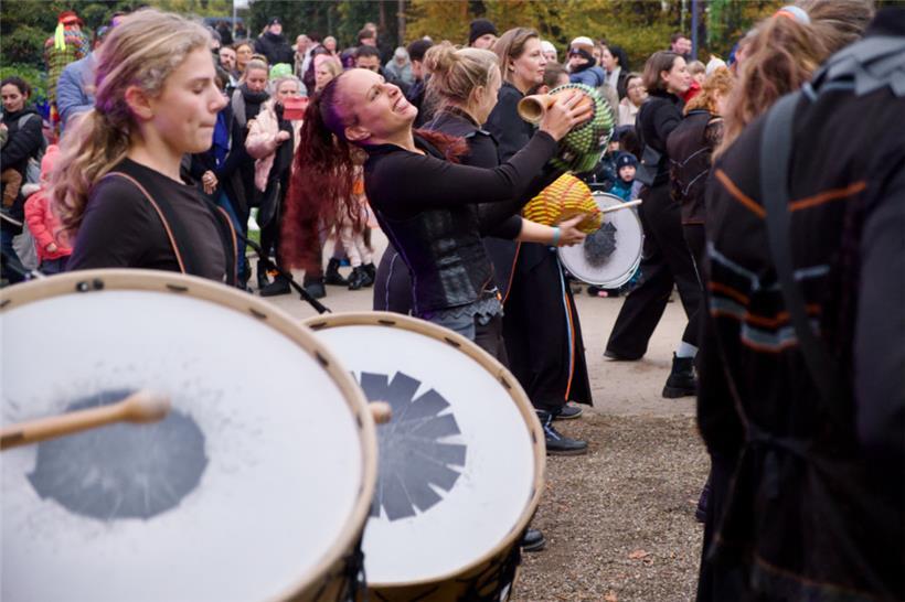 Kraftvolle Rhythmen füllen den Schlosspark: Das Trommelkonzert begeistert die Me...