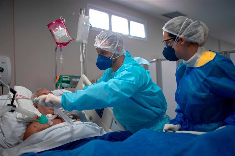 Krankenpfleger Hans Bossan bei der Arbeit im Ché-Guevara-Krankenhauses in Maricá
