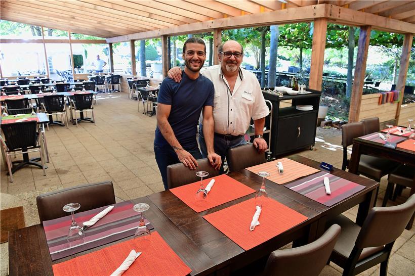 Kreativ: Um für die ungemütlichere Jahreszeit gewappnet zu sein, haben Dominique und sein Vater Franco eine stabile Holzkonstruktion um die Terrasse gebaut. Nur die Fensterscheiben fehlen noch. Die Kapazität des Innenraumes des „Il Belvedere“ kann so von 40 auf rund 100 Plätze erweitert werden.
