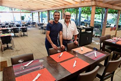 Kreativ: Um für die ungemütlichere Jahreszeit gewappnet zu sein, haben Dominique und sein Vater Franco eine stabile Holzkonstruktion um die Terrasse gebaut. Nur die Fensterscheiben fehlen noch. Die Kapazität des Innenraumes des „Il Belvedere“ kann so von 40 auf rund 100 Plätze erweitert werden.
