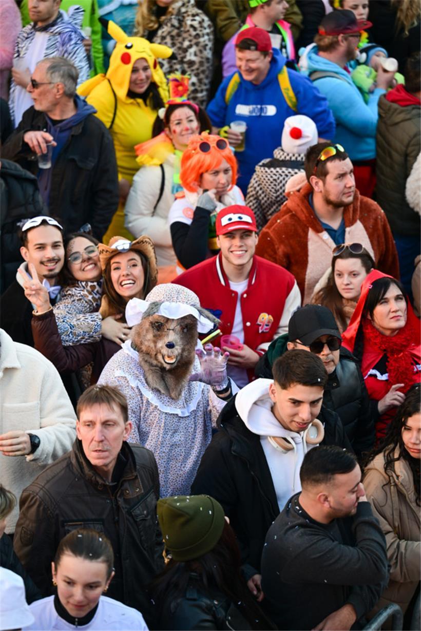 Kreative Idee: Sich als Wolf verkleiden, der sich bei „Rotkäppchen“ als Großmutt...