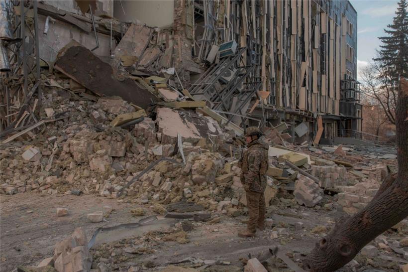 Krieg in Europa: Ein ukrainischer Soldat nach einer russischen Attacke auf Charkiw
