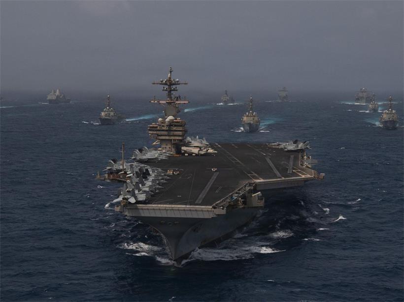 Kriegsschiffe der US-Marine durchqueren in enger Formation das Arabische Meer