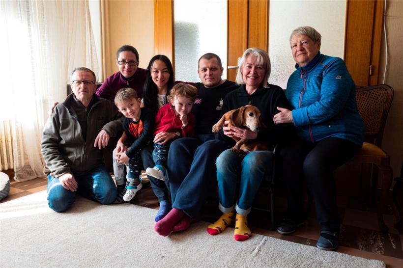 Kriegsverbrecher Putin terrorisiert die Ukraine. Wer Glück hat, kann fliehen. Diese ukrainische Familie wurde von der Luxemburger Friedensorganistion „Ad pacem servandam Asbl.“ gerettet. Von links nach rechts: Claude Pantaleoni (Asbl-Präsident und Lehrer), seine Ehefrau Natalya Pantaleoni (ukrainische Historikerin und Vizepräsidentin der Asbl), das Ehepaar Denis Semianystyi (40) und Anna Semianysta (35) sowie ihre beiden Kinder…

