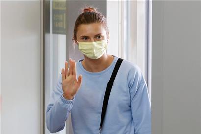 Kristina Timanowskaja verabschiedet sich am Tokioter Flughafen Narita
