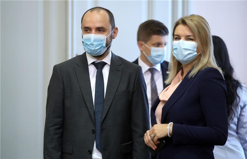 Kroatiens stellvertretender Regierungschef Boris Milosevic (l.), hier mit Tourismus- und Sportministerin Nikolina Brnjac (r.), wird als serbischer Minderheitenpolitiker erstmals an der Gedenkfeier zu einer Militäroperation teilnehmen, bei der vor 25 Jahren Kroaten gegen Serben kämpften
