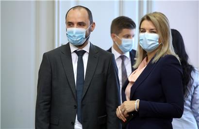 Kroatiens stellvertretender Regierungschef Boris Milosevic (l.), hier mit Tourismus- und Sportministerin Nikolina Brnjac (r.), wird als serbischer Minderheitenpolitiker erstmals an der Gedenkfeier zu einer Militäroperation teilnehmen, bei der vor 25 Jahren Kroaten gegen Serben kämpften
