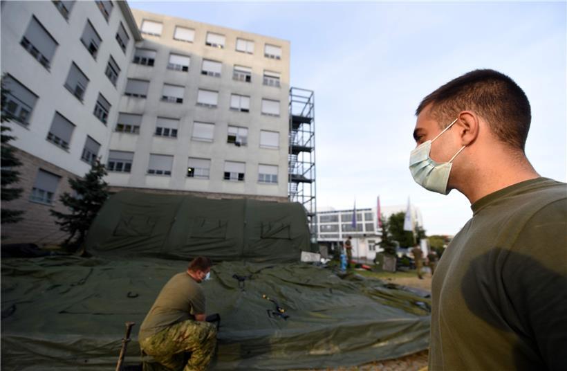 Kroatische Soldaten beim Aufbau eines Corona-Lazaretts in Zagreb
