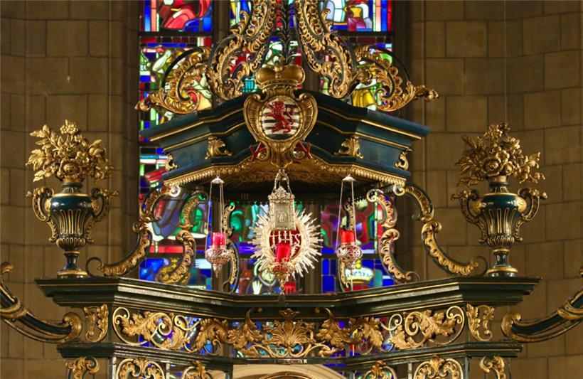 Kronenförmiger Baldachin des Hauptaltars mit dem Wappen von Luxemburg und dem W...