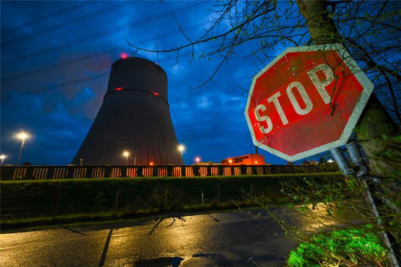 Kühlturm der Atomkraftanlage Emsland in Lingen: Das Werk ist eines der letzten, das Ende dieser Woche vom Netz geht
