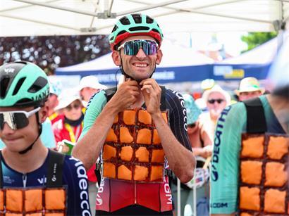 Kühlweste bei der Tour de France getragen, Radfahrer schützt sich vor Hitze während des Rennens