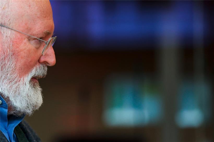 Künftig sollten die Bürger ihre Kleidung nicht nur zweimal, sondern sogar dreimal tragen und weiterverkaufen, sagte EU-Klimakommissar Frans Timmermans am Mittwoch in Brüssel
