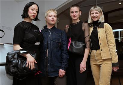 Künstler*innengemeinschaft (v.l.): Sophia Lökenhoff, Noé Duboutay, Hannah Mevis und Darja Linder
