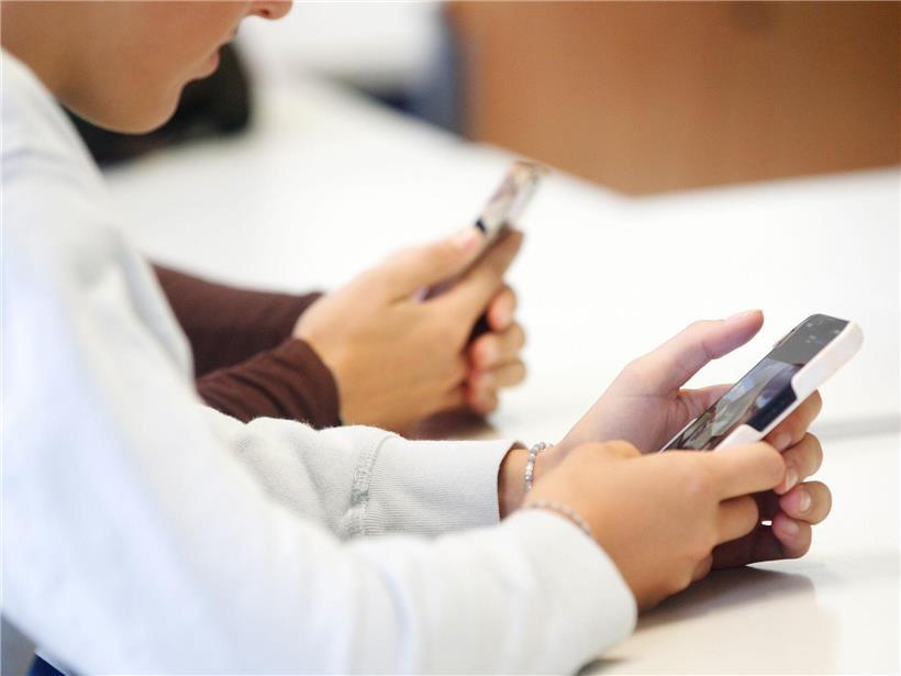 Künstliche Intelligenz Symbol mit Alltagselementen, die den Umgang mit KI-Technologie veranschaulicht