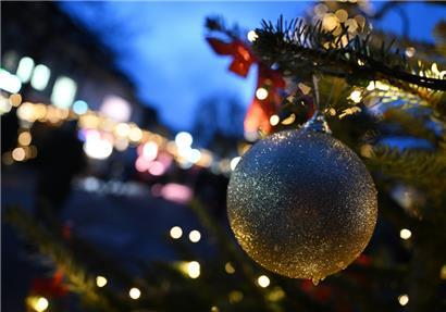 Kugeln und Lichter gehören zum Weihnachtsbaum dazu
