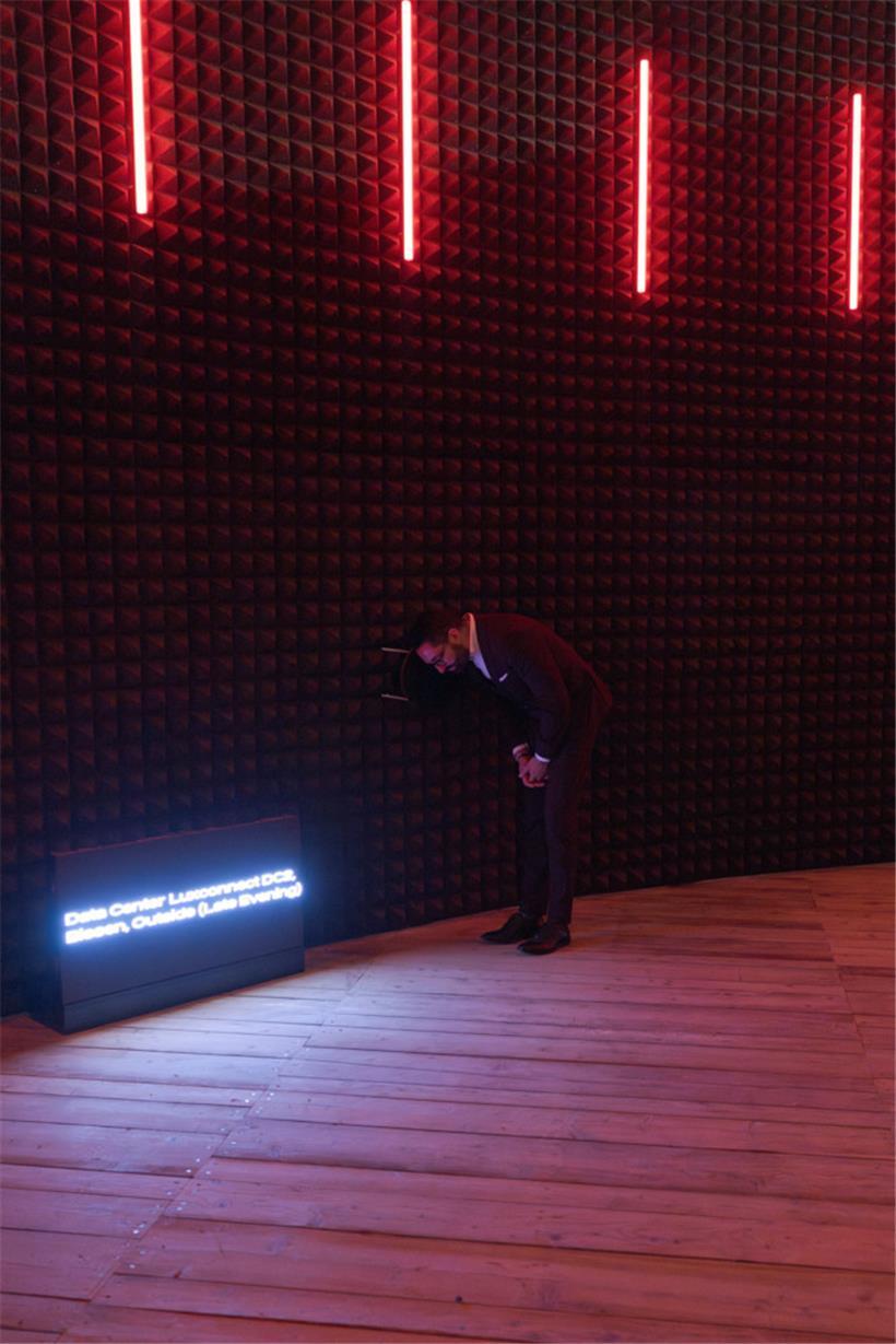 Kulturminister Eric Thill lauscht den Klängen bei der Eröffnung des Luxemburger Pavillons
