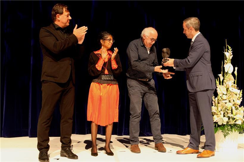 Kulturschöffe Pim Knaff, Präsidentin der Kulturkommission Daliah Scholl, Schriftsteller Jhemp Hoscheit und Bürgermeister Georges Mischo (v.l.n.r.) bei der Preisverleihung
