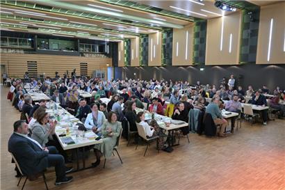 Kulturzentrum Artikuss in Zolver: Rund 200 Mitglieder von „déi gréng“ diskutieren über eine grünere Zukunft und mehr politische Macht, lokal und national
