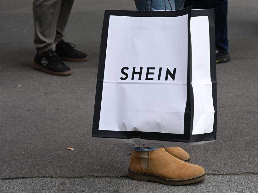 Kunden verlassen das Shein-Geschäft in Paris bei sonnigem Wetter, Modegeschäft, Einkaufserlebnis, Trendkleidung