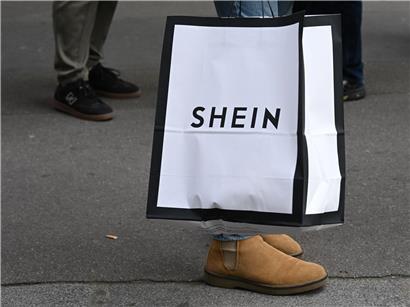 Kunden verlassen das Shein-Geschäft in Paris bei sonnigem Wetter, Modegeschäft, Einkaufserlebnis, Trendkleidung