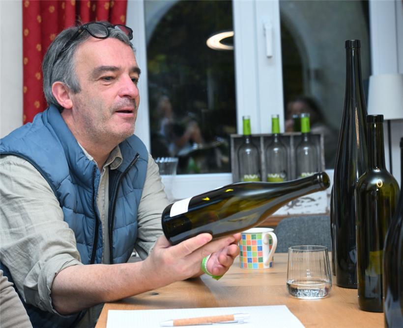 Kundenmanager André Wagner von der Firma Mathis Prost zeigt uns Musterflaschen
