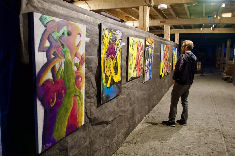 Kunstbetrachtung in den alten Werkshallen