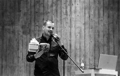 Kunsthistoriker und Comedian: Jakob Schwerdtfeger, hier am 12. Dezember 2023, bei einer Lesung im Lehmbruck Museum in Dresden