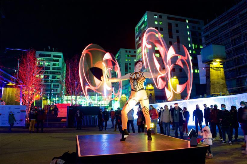 Kunterbunte Schows an jeder Ecke
